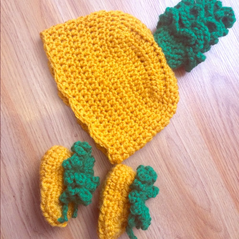 HP🍍Pineapple baby hat and shoe set crochet 0-3mo